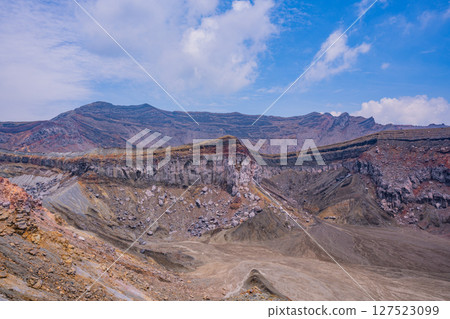 (Kumamoto Prefecture) Agglutinate topography of the crater wall of Nakadake, Mt. Aso 127523099