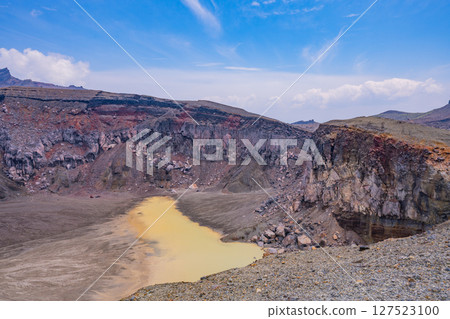 (熊本縣)阿蘇山中岳火山口壁的黏合地形 (熊本縣)阿蘇山中岳火山口壁的黏合地形 127523100