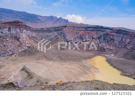 (Kumamoto Prefecture) Agglutinate topography of the crater wall of Nakadake, Mt. Aso 127523101