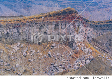 （熊本縣）阿蘇山中岳火山口壁的黏合地形 127523113