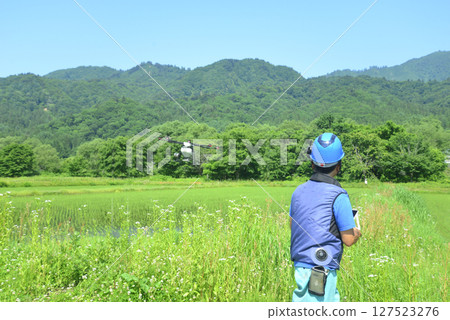 使用農業無人機噴灑農藥 127523276