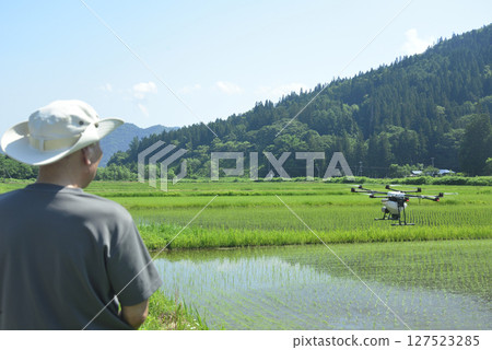 使用農業無人機噴灑農藥 127523285