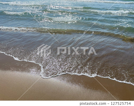 溫柔的海浪輕拍著千里濱海灘的沙灘 | 非常適合自然背景、夏日圖像和舒緩內容 127525754