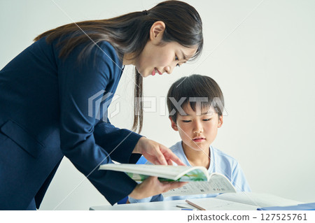 Teacher instructing students 127525761