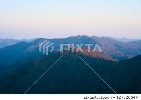 從三峰至劍山的橫斷路線看到的雅之丘 127526647