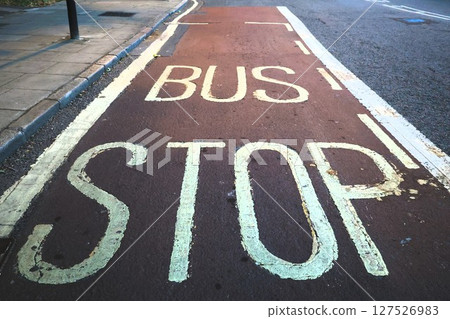 倫敦道路上的「巴士站」標誌 127526983