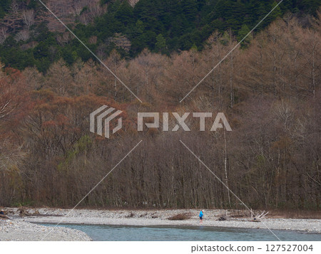 Tourists strolling along the Hotaka mountain range and Azusa River in Kamikochi, a popular tourist spot in early summer Tourists strolling along the Hotaka mountain range and Azusa River in Kamikochi, a popular tourist spot in early summer 127527004