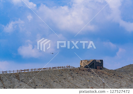 （熊本縣）一架直升機在阿蘇山中岳火山口上空觀光 127527472