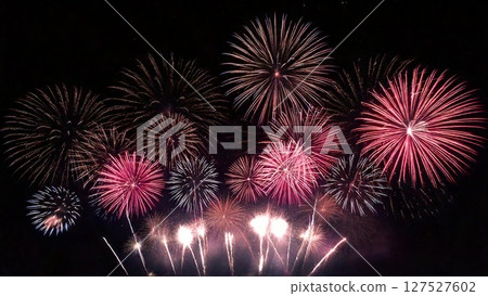 夜空中閃耀的煙火，美不勝收。帶邊距。 16:9 尺寸。 AI 生成素材。 127527602