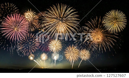 夜空中閃耀的煙火，美不勝收。帶邊距。 16:9 尺寸。 AI 生成素材。 127527607