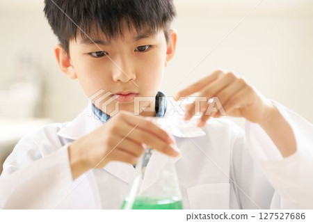 小學生進行科學實驗 127527686