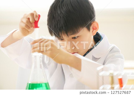 Elementary school students conducting science experiments 127527687