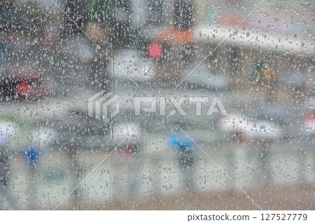 窗戶玻璃上的雨滴 窗戶玻璃上的雨滴 127527779