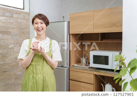 Inspirational woman in the kitchen 127527901
