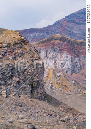 (Kumamoto Prefecture) Agglutinate topography of the crater wall of Nakadake, Mt. Aso (Kumamoto Prefecture) Agglutinate topography of the crater wall of Nakadake, Mt. Aso 127528032