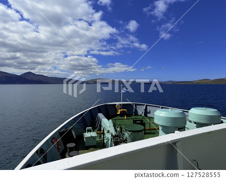 Islay island is located off Scotland west coast renowned for whisky distilleries and birdwatching. Numerous distilleries and diverse migratory birds make it a captivating destination. 127528555