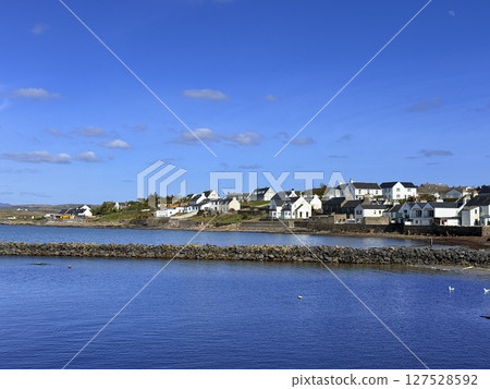 Islay island is located off Scotland west coast renowned for whisky distilleries and birdwatching. Numerous distilleries and diverse migratory birds make it a captivating destination. 127528592