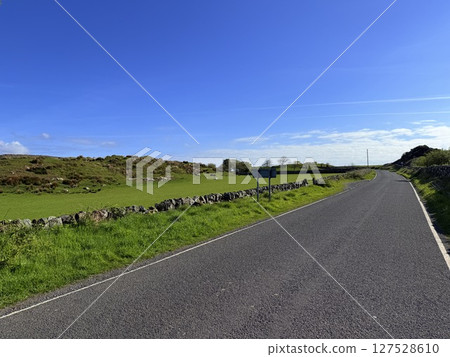 Islay island is located off Scotland west coast renowned for whisky distilleries and birdwatching. Numerous distilleries and diverse migratory birds make it a captivating destination. 127528610