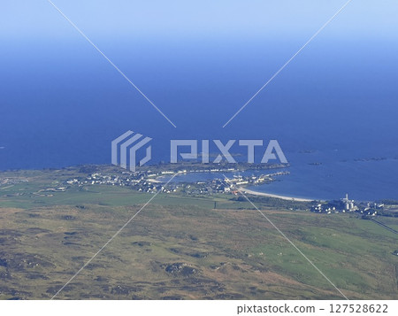 Islay island is located off Scotland west coast renowned for whisky distilleries and birdwatching. Numerous distilleries and diverse migratory birds make it a captivating destination. 127528622