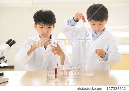 小學生進行科學實驗 127528812