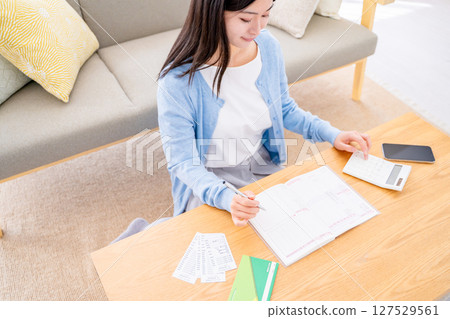 把家庭帳簿放的一個少婦 把家庭帳簿放的一個少婦 127529561