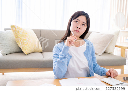把家庭帳簿放的一個少婦 把家庭帳簿放的一個少婦 127529699