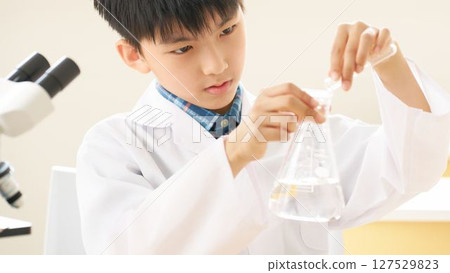 小學生進行科學實驗 127529823