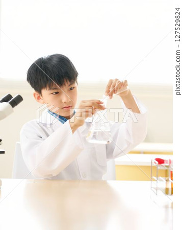 小學生進行科學實驗 127529824