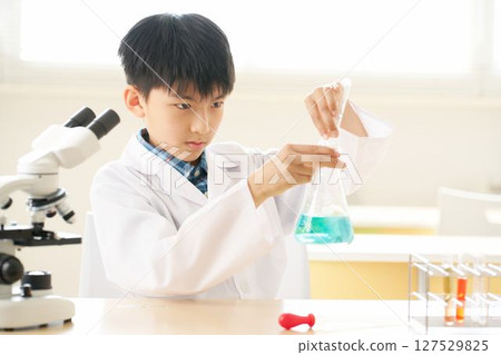 小學生進行科學實驗 127529825