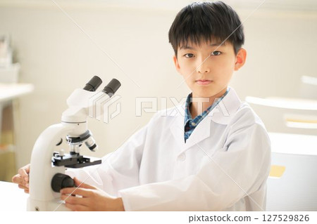 一位身穿白大褂的小學生的肖像 127529826