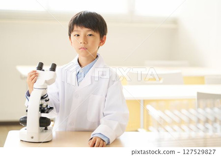 一位身穿白大褂的小學生的肖像 127529827