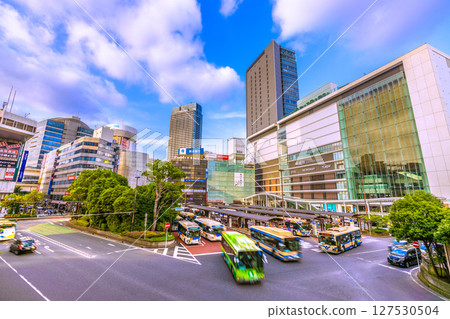 日本橫濱城市景觀，俯瞰橫濱站和塔樓公寓 127530504