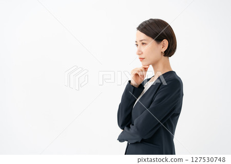 穿著西裝的女人想 127530748
