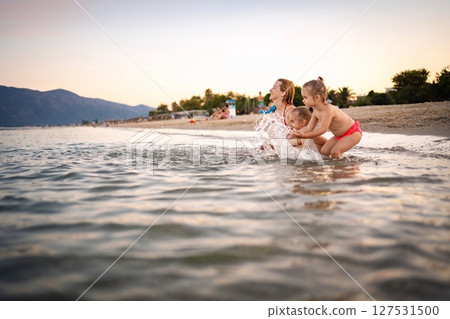 Joyful summer fun by the seaside in Greece with children 127531500