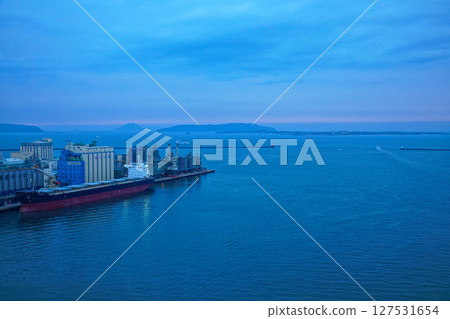 從博多港塔眺望博多灣的夜景 從博多港塔眺望博多灣的夜景 127531654