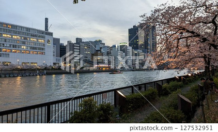 大阪天滿橋和大川的櫻花 127532951