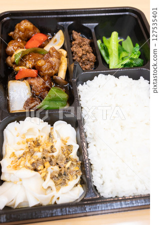 Delicious Chinese food: Sweet and sour pork with black vinegar bento Delicious Chinese food: Sweet and sour pork with black vinegar bento 127535401