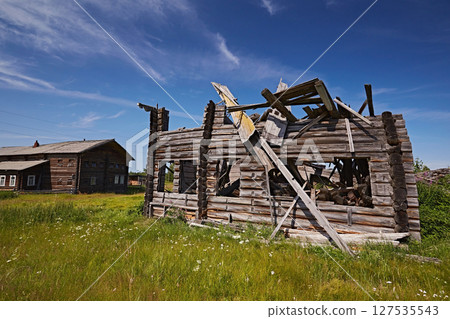 Abandoned wooden log house in the village Abandoned wooden log house in the village 127535543