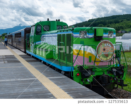 電車停靠在薰衣草農場站 127535613