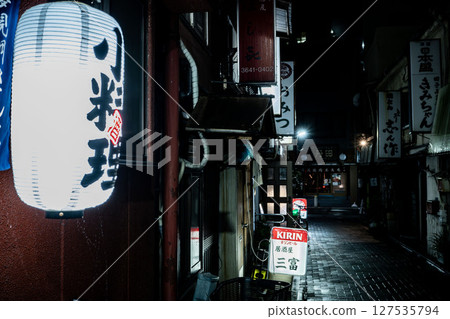 一條掛滿紅燈籠的飲酒街,一條昏暗的小巷,一條昏暗的小巷 一條掛滿紅燈籠的飲酒街,一條昏暗的小巷,一條昏暗的小巷 127535794