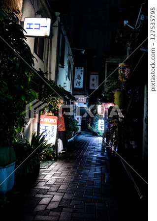 A drinking street lined with red lanterns, a dark alleyway, a dark back alley 127535798