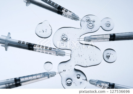Syringes for injection and the texture of the cosmetic product in the tray. Syringes for injection and the texture of the cosmetic product in the tray. 127536696