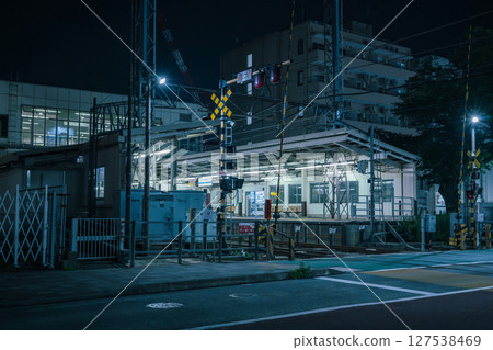 夜晚的小田急相模原站:鐵路道口與月台 夜晚的小田急相模原站:鐵路道口與月台 127538469