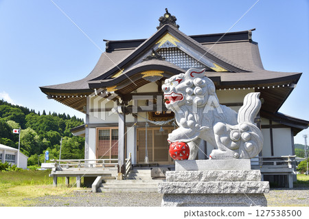 Photographing the grounds of Ochibe Hachiman Shrine in Yakumo Town, Hokkaido in early summer 127538500