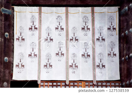 奈良興福寺建築物上懸掛的鹿紋窗簾(AI 根據原始圖像生成的水彩風格圖像) 奈良興福寺建築物上懸掛的鹿紋窗簾(AI 根據原始圖像生成的水彩風格圖像) 127538539