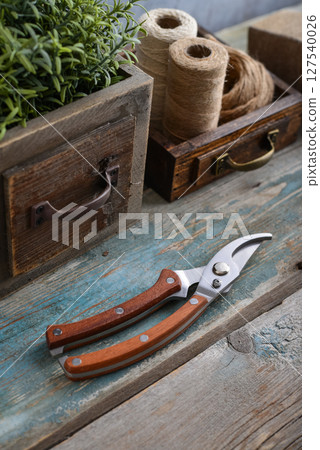 Stylish vintage pruning shear with wooden handles Stylish vintage pruning shear with wooden handles 127540026