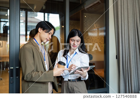 Employee business woman talking, consulting, exchanging idea, asking for advice from manager Employee business woman talking, consulting, exchanging idea, asking for advice from manager 127540888