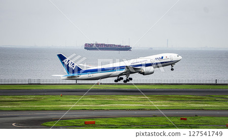 全日空以東京灣為背景起飛 127541749