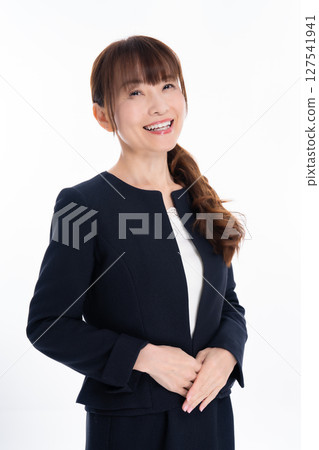 穿著西裝的中年婦女 127541941