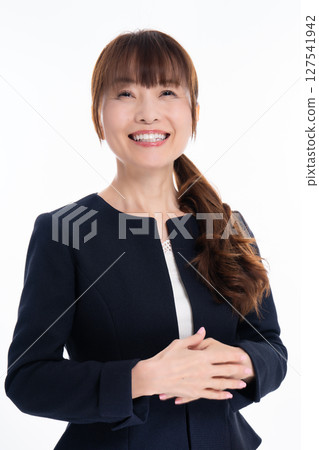 穿著西裝的中年婦女 127541942